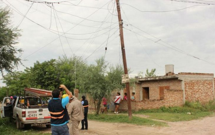 Murió electrocutado por querer colgarse para mirar el Superclásico