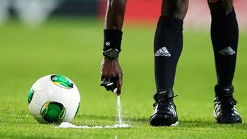 demandan a la fifa por plagio del aerosol que marca canchas demandan a la fifa por plagio del aerosol que marca canchas