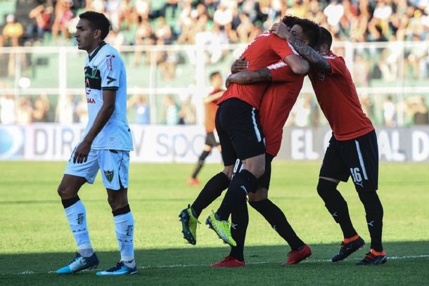 Martín Benítez celebra el primer golde Independiente