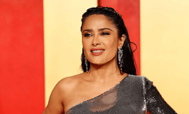 Salma Hayek marcó tendencia con una microbikini color mar.