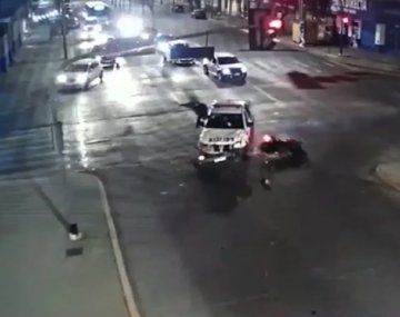 Impactante: un patrullero embistió a un motociclista en La Plata y lo dejó en coma. 