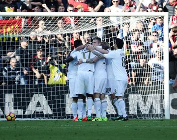 Todos abrazan al colombiano ante las quejas de los rivales