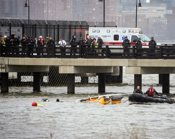 Tragedia aérea en Nueva York: murieron 6 turistas tras la caída de un helicóptero en el Río Hudson