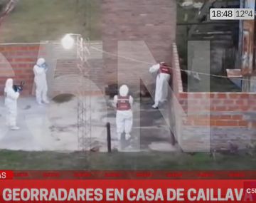 Analizan una carpeta de cemento reciente en la casa de Pérez y Caillava