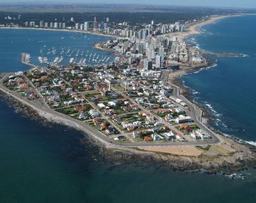 Hay protestas en Uruguay por nuevas limitaciones al nudismo en las playas