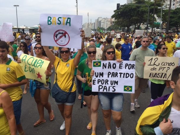 Miles de brasileños protestaron contra Rousseff en Río de Janeiro