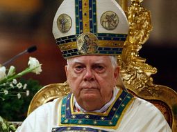 el cruce del papa con cardenal que encubrio a curas pederastas el cruce del papa con cardenal que encubrio a curas pederastas