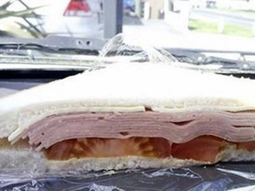 la gran estafa: un cliente denuncio en facebook el armado enganoso de su sandwich la gran estafa: un cliente denuncio en facebook el armado enganoso de su sandwich