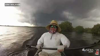 un hombre remo por su vida para salir de una tormenta electrica en ciernes un hombre remo por su vida para salir de una tormenta electrica en ciernes