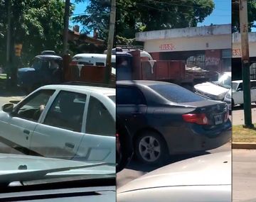 VIDEO: Un camión chocó tres autos en una concesionaria y escapó 