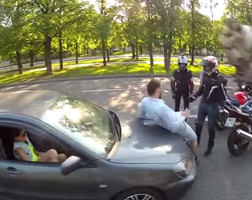 Mirá una insólita propuesta de matrimonio: fingió una pelea con motoqueros