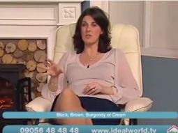 Genevieve se mueve para girar la silla Genevieve se mueve para girar la silla