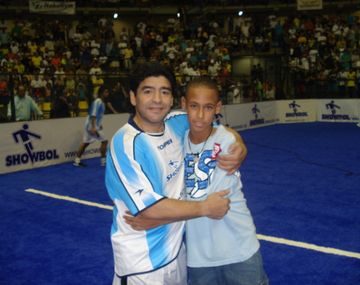 La cómica imagen con la que Neymar saludó a Diego Maradona