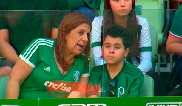 La imagen del fin de semana: le relató el partido a su hijo ciego y conmovió a todos