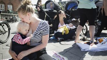 mujeres realizaron teteada nacional en distintas plazas del pais contra la censura a la lactancia mujeres realizaron teteada nacional en distintas plazas del pais contra la censura a la lactancia