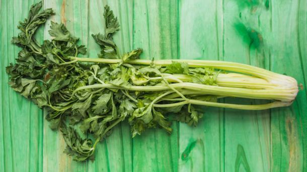 Este jugo detox incorpora apio, un alimento fundamental para limpiar diversos órganos. Este jugo detox incorpora apio, un alimento fundamental para limpiar diversos órganos.