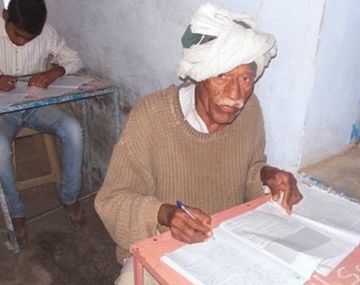 Tiene 77 años y quiere terminar la secundaria después de 46 intentos fallidos