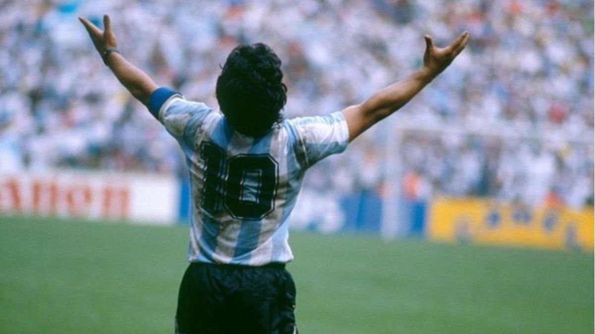 Tiktok Hizo Viral A Maradona Enseñando A Patear Tiros Libres Las Mejores Versiones 