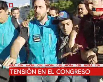 Tensión y corridas en el Congreso: la policía se llevó a dos manifestantes detenidos