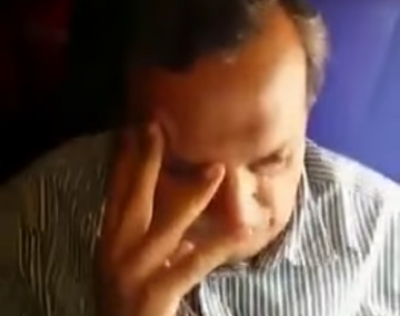 La acosó en un avión y ella lo escrachó