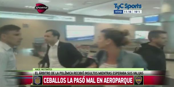 VIDEO: Con el hijo de la mano, una madre recibió con insultos a Ceballos