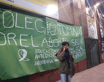 El Rogelio Yrurtia, tomado en reclamo por la legalización del aborto&nbsp;- Crédito: @Carinalopezm