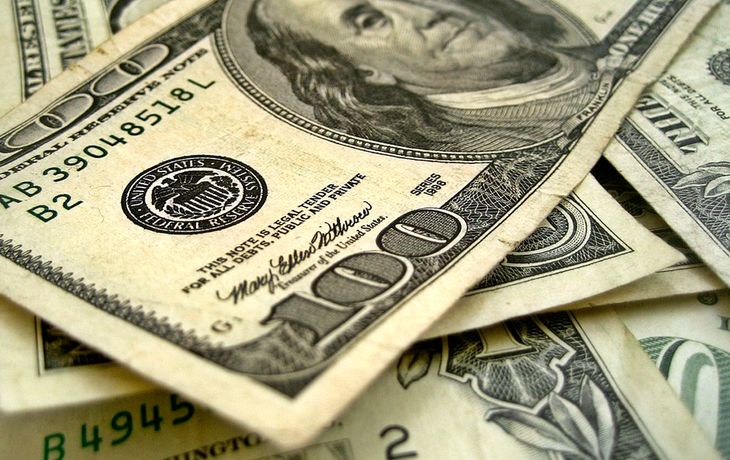 El dólar informal cerró el mes a 125 pesos