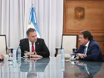 Diego Santilli, Manuel Adorni y Alberto Weretilneck en Casa Rosada.