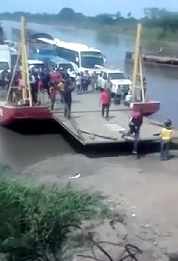¡Cuidado que todavía se está moviendo! Casi muere cuando descendió del ferry