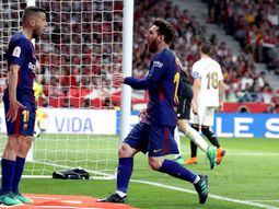 La Pulga saluda a Jordi Alba, su gran asistidor La Pulga saluda a Jordi Alba, su gran asistidor