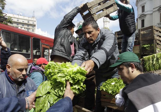 El verdurazo: la gente se amontonó por acelga y verdeo gratis