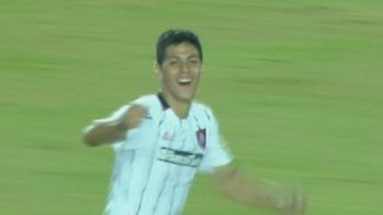 ¿el gol del campeonato? barrientos convirtio desde mitad de cancha ¿el gol del campeonato? barrientos convirtio desde mitad de cancha