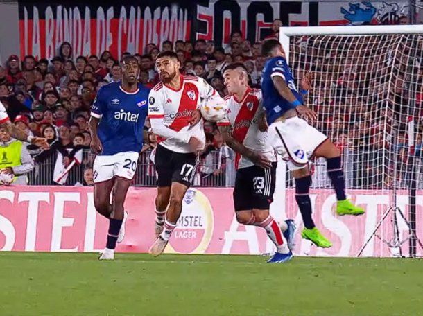 La polémica mano que reclamó Nacional ante River: qué dijeron desde el VAR