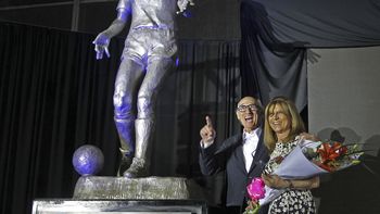 merecido homenaje: bianchi ya tiene su estatua en velez merecido homenaje: bianchi ya tiene su estatua en velez