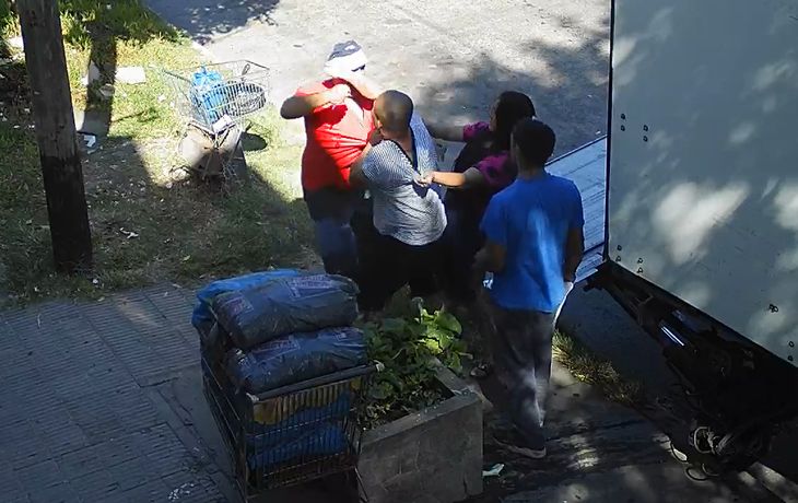 Le hizo un chiste con el coronavirus a un supermercadista chino y terminaron a las piñas