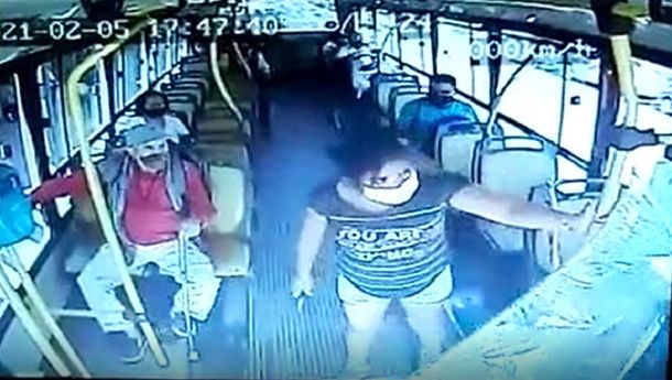 Un colectivero le pidió a una pasajera que use barbijo: lo acuchilló