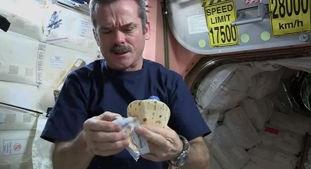 VIDEO: ¿Cómo hacer un sándwich en el espacio?