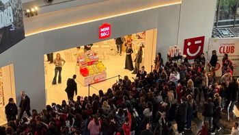 boom de publico en una tienda china del shopping de saavedra: descuentos y show de k4os boom de publico en una tienda china del shopping de saavedra: descuentos y show de k4os