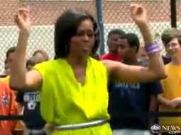 Furor en Internet por el estilo de baile de Michelle Obama