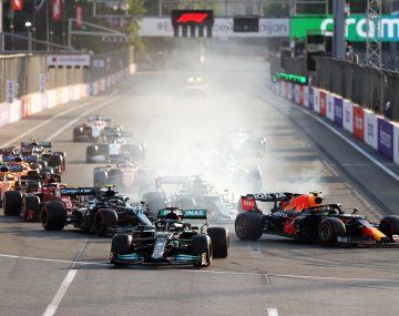 El Checo Pérez se quedó con una carrera con un final increíble