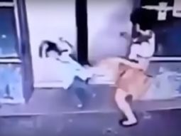 Salvó a su hija con una milagrosa patada en Malasia Salvó a su hija con una milagrosa patada en Malasia