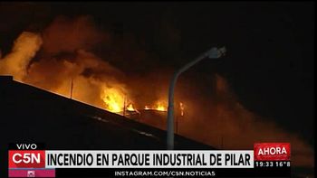 un enorme incendio destruyo una conocida fabrica ubicada en pilar un enorme incendio destruyo una conocida fabrica ubicada en pilar