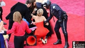 y lo hizo de nuevo: jennifer lawrence se cayo en los oscar y lo hizo de nuevo: jennifer lawrence se cayo en los oscar