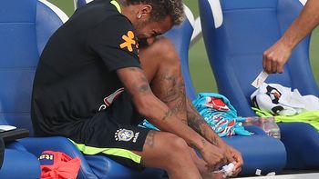 neymar fue lesionado por paulinho, el flamante refuerzo del barcelona neymar fue lesionado por paulinho, el flamante refuerzo del barcelona