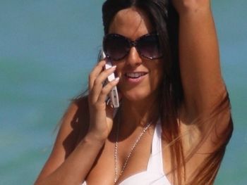 Claudia Romani  lució su escote en la playa de Miami