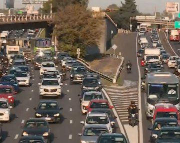 Caos en Panamericana y General Paz por un choque entre dos autos y una moto