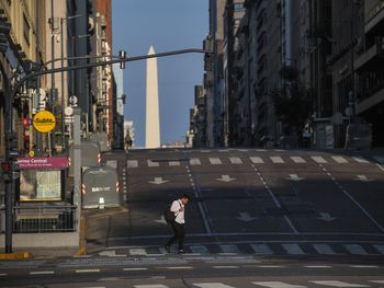 La avenida Leandro N. Alem desolada ante el aislamiento social, preventivo y obligatorio