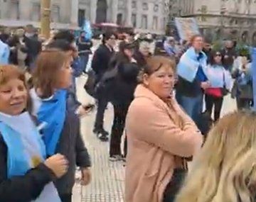 Pequeño grupo de libertarios se reunieron frente a Casa Rosada en apoyo a Milei