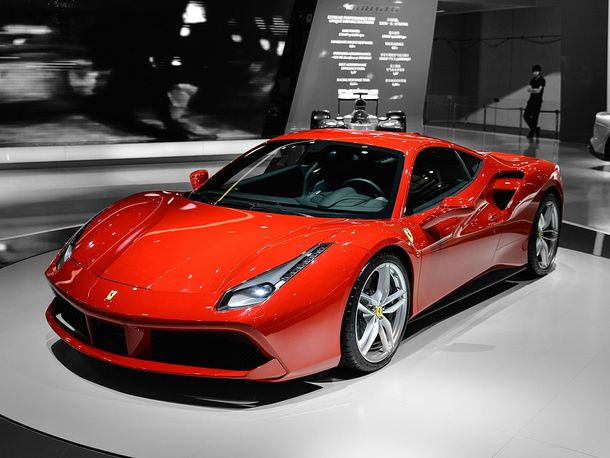 Una Ferrari 2018 paga de patente anual lo que cuesta un auto 0 kilómetro económico