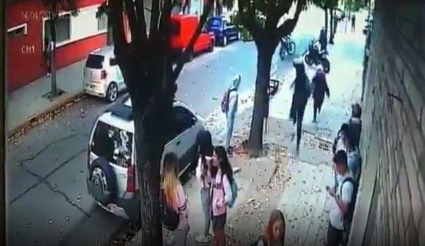 Motochorros robaron a los tiros en la puerta de una escuela de Aldo Bonzi